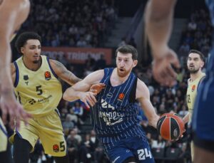 Anadolu Efes evinde Barcelona’yı son saniyede yıktı!