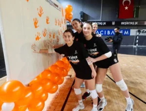 Beşiktaş’tan güçlü mesaj: Kadına şiddete karşı turuncu topla sahadaydılar