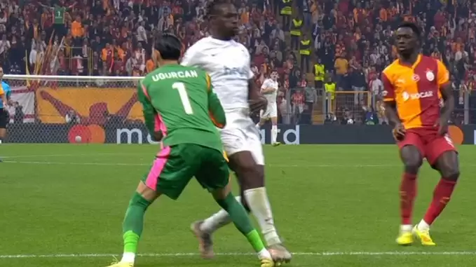 Promise David, Uğurcan Çakır’a yaptığı faul hakkında konuştu! ”Hakem…”