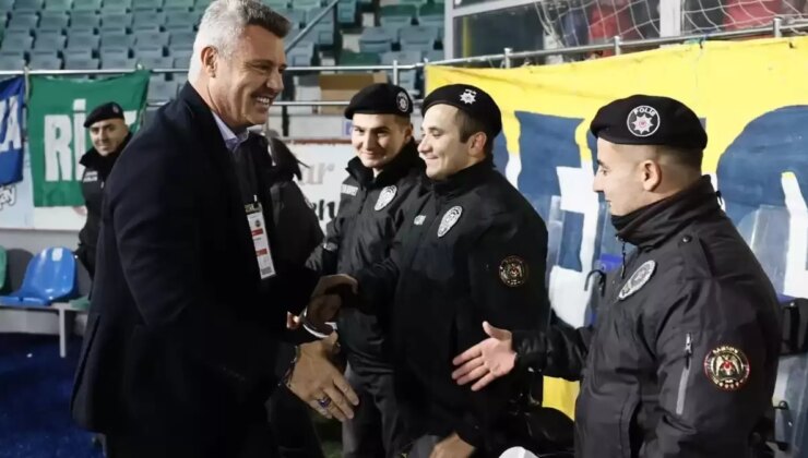 Rizespor -Fenerbahçe maçı sonrası alkış Sadettin Saran’a! Geceye damga vuran kare