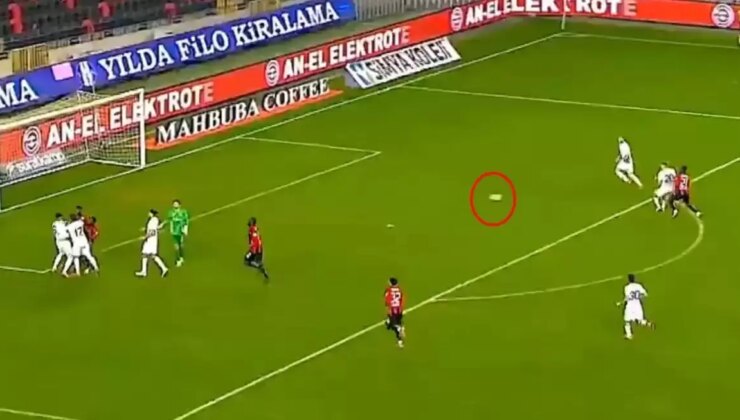 Süper Lig’de ilginç anlar! Herkes kavgayı ayırırken o hücum edip gol attı