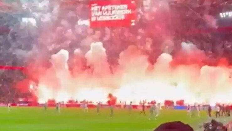 Ajax taraftarı adeta stadı yaktı, hakem maçı erteledi