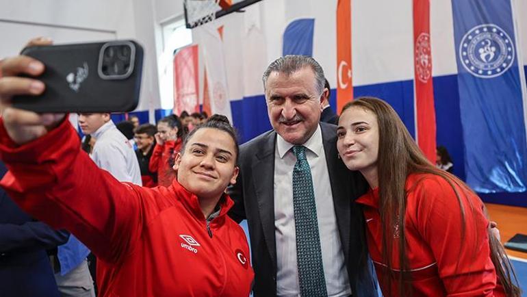 Bakan Bak: Milli sporcu bursu Türk sporunda devrim niteliğindedir