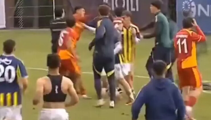 Fenerbahçe – Galatasaray U19 derbisinde yumruklu kavga! Saha karıştı…