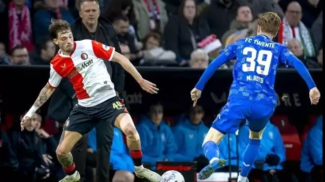 Feyenoord sahasında takıldı!