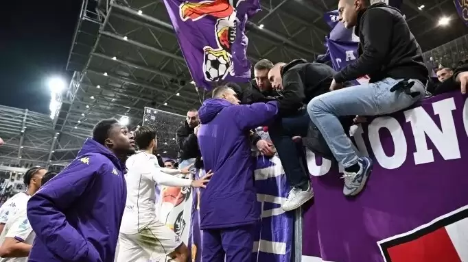 Fiorentina’da kriz büyüyor! Edin Dzeko megafonla taraftarları sakinleştirdi