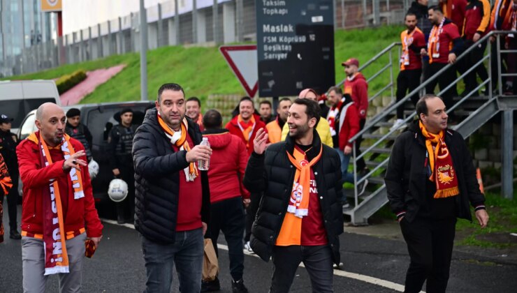 Galatasaray taraftarları derbi için stada geldi