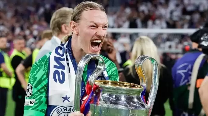 Kırık koluyla 4 penaltı çıkardı, tarih yazdı! Matvey Safonov…