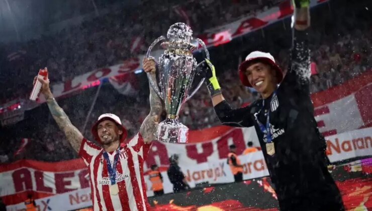 Muslera takımına şampiyonluğu getirdi, kupayı Sosa’yla birlikte kaldırdı