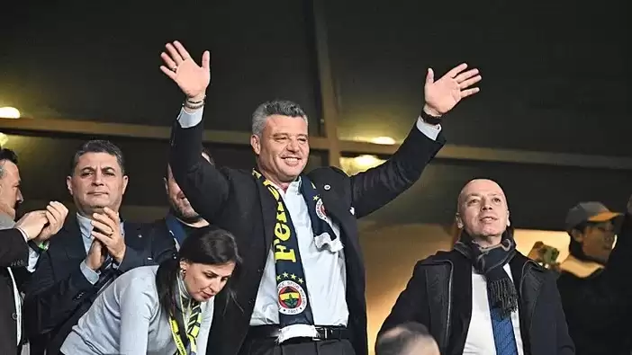 Sadettin Saran, stat önünde bekleyen taraftarları selamladı