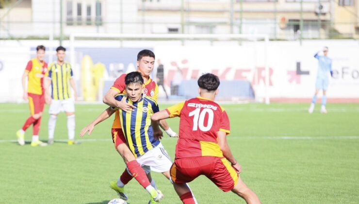 Fenerbahçe-Galatasaray U17 derbisinde saha bir anda karıştı!