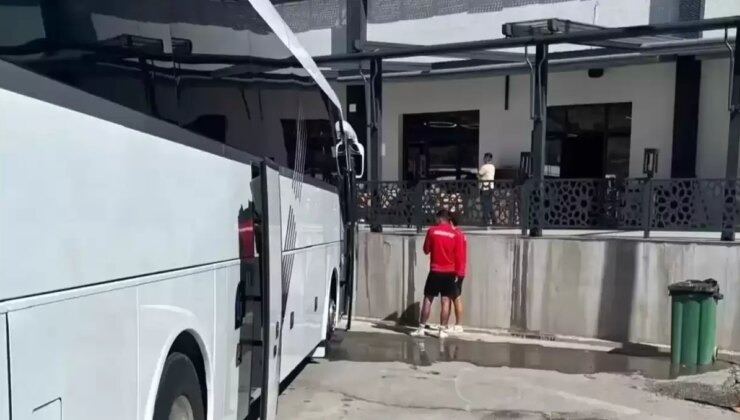 Hesabı ödeyemedikleri için restoranda rehin kalan takıma şok ceza