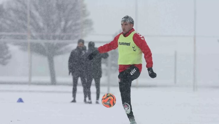 Sivasspor, yoğun kar sebebiyle kapalı sahada çalıştı