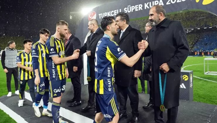 Süper Kupa maçında skandal! Tribünde, TFF yöneticileri arasında kupa kavgası çıktı