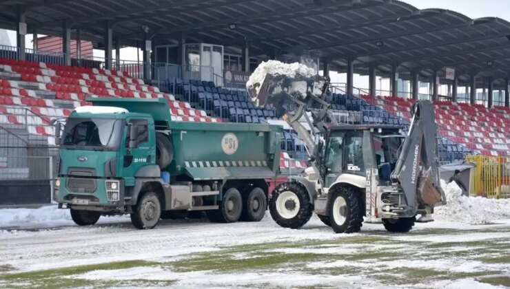 Van’da Boluspor maçı öncesi karla mücadele