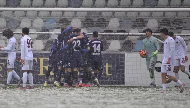 Yoğun kar yağışı altında gol yağmuru! Maç 7 dakika geç başladı, 21 dakika durakladı
