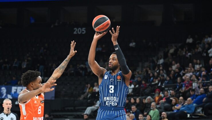 Anadolu Efes evinde Valencia’yı farklı mağlup etti!