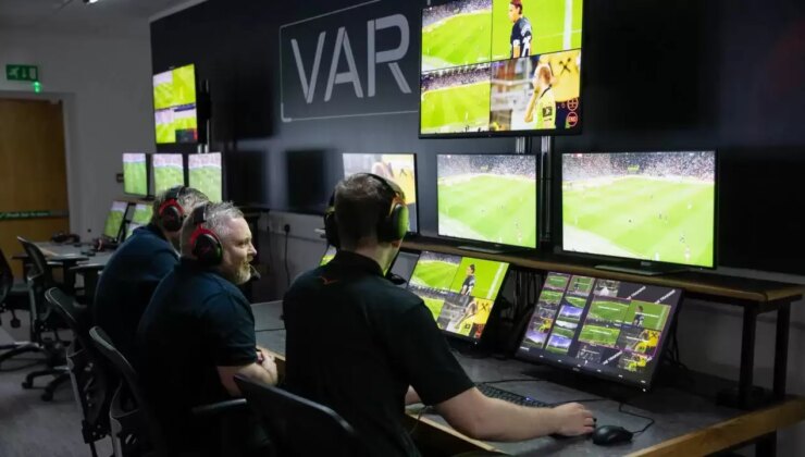 Dev maçta skandal! VAR öyle bekletti ki futbolcular aralarında top yaptı…