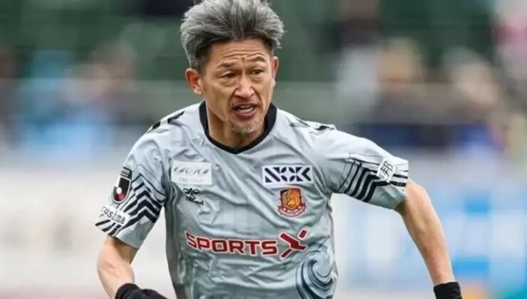 Dünyanın en yaşlı futbolcusu yeni takımıyla ilk maçına çıktı