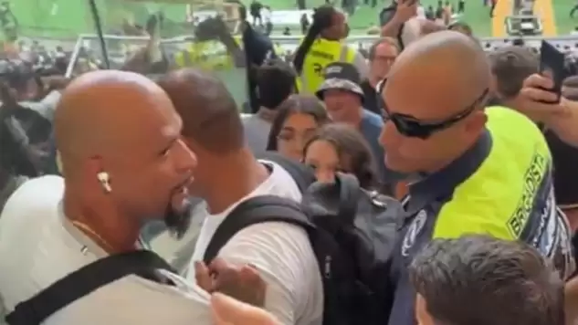 Galatasaray’ın eski yıldızına tribünde saldırı oldu, futbolcular yanına gidip kupa kaldırdı!