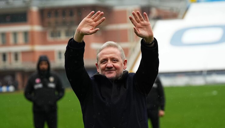 Göksel Gümüşdağ, galibiyet sonrası tribünleri selamladı