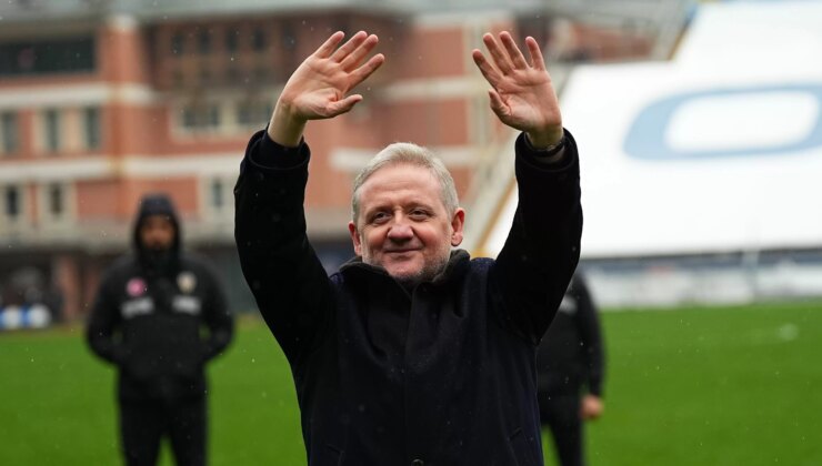 Göksel Gümüşdağ, galibiyet sonrası tribünleri selamladı