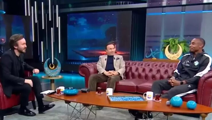 İZLE – Gineli forvetten canlı yayında "Kabe’de Hacılar" performansı