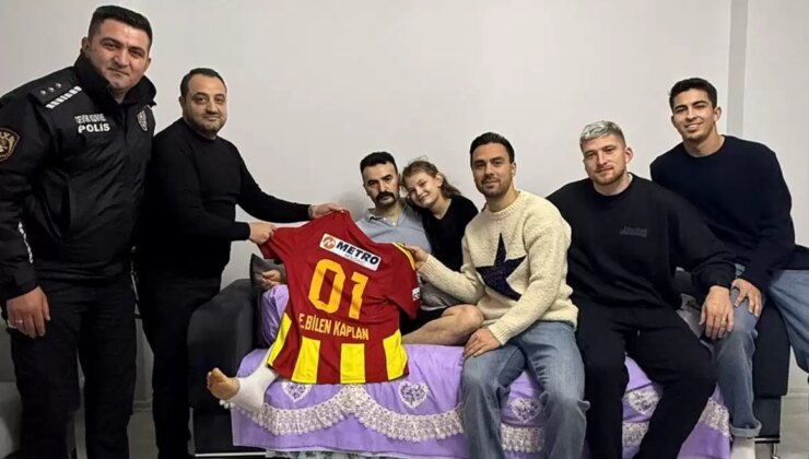 Kayserisporlu futbolcular, operasyonda yaralanan özel harekat polisini ziyaret etti
