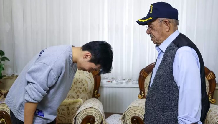 Konyaspor’un Güney Koreli oyuncusu Jinho Jo, 96 yaşındaki Kore gazisi ile buluştu