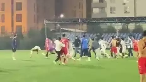 Maçın bitiş düdüğüyle futbolcular birbirine girdi