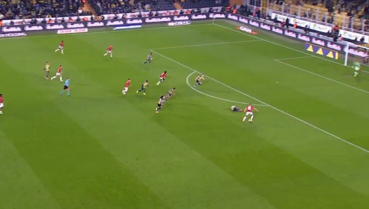 Oğulcan Ülgün’den alkış toplayan hareket! Mert Müldür’ün yerde yattığını görünce…