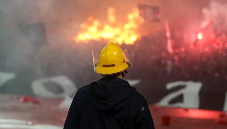 Olaylı derbide koltuklar ateşe verildi