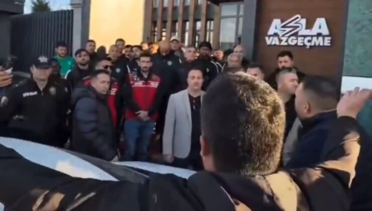 Taraftar tesisi basıp futbolculara tek tek tepki gösterdi: "Dünya Kupası’na gideceğim diye top oynamıyorsun!"