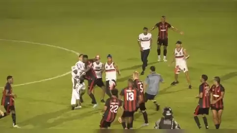 Taraftarlar sahaya girip futbolcularla yumruk yumruğa kavga etti