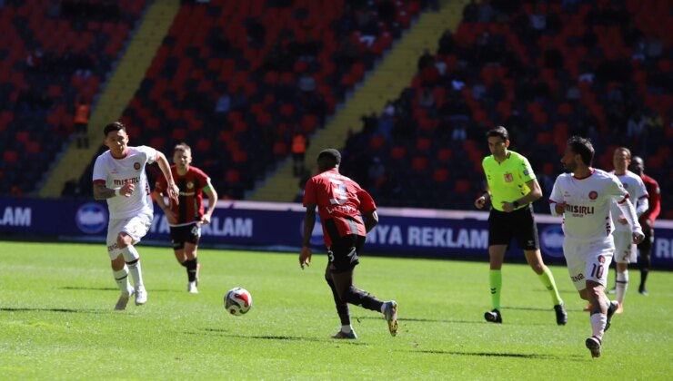 Gaziantep FK evinde puan kaybetti Burak Yılmaz’a tepki yağdı! ”Burası babanın çiftliği değil…”