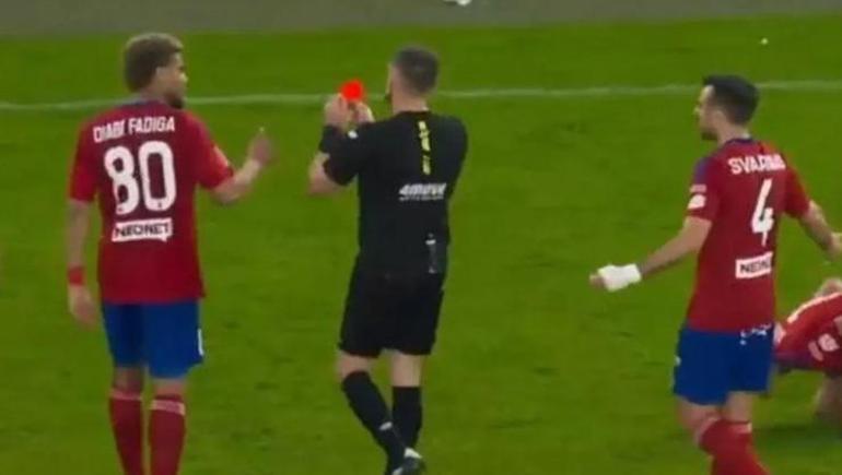 Ne yaptın Podolski Yumruk attı, kırmızı kart gördü