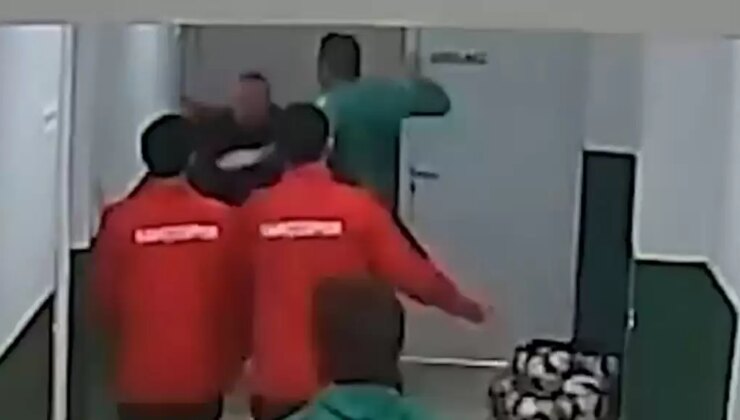 VİDEO | Soyunma odasını bastı, rakip hocaya yumruk attı! O kavga kamerada…