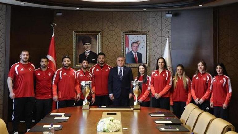 Avrupa şampiyonasında 11 madalya: Milli güreşçiler, Bakan Bakı ziyaret etti