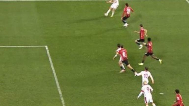 Galatasaraydan maç esnasında ofsayt tepkisi Sahalarda ender görülen...