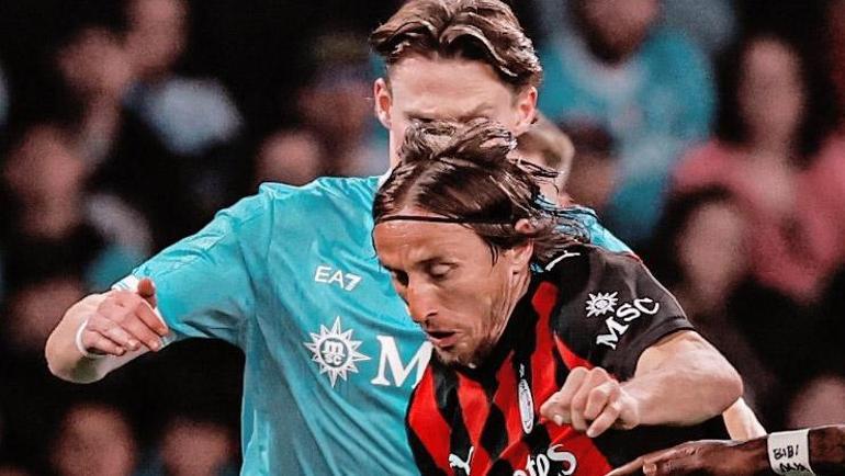 Napoli zirve takibini sürdürdü Milan şampiyonluk şansını mucizelere bıraktı: Napoli - Milan maçı sonucu: 1-0