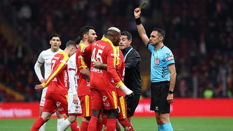 Osimhen maç sonu çılgına döndü Takım arkadaşları bile sakinleştiremedi