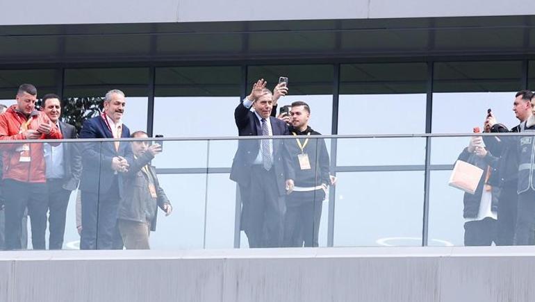 Osimhenin sakatlığı... Galatasarayda Okan Buruk antrenman öncesi açıkladı: Kimsenin şüphesi olmasın