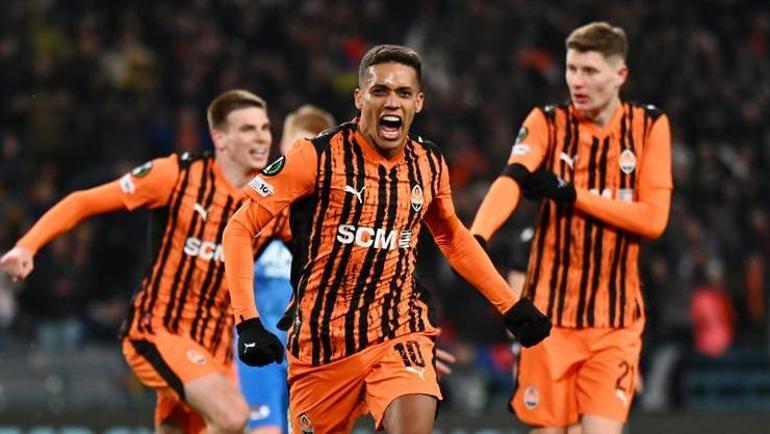 (ÖZET) Arda Turanın Shaktarı yarı finalin kapılarını araladı Shaktar Donetsk - AZ Alkmaar maçı sonucu: 3-0 (UEFA Konferans Ligi)
