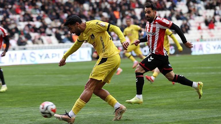 (ÖZET) İstanbulspor Sivasta 3 puanı 3 golle aldı... Sivasspor - İstanbulspor maç sonucu 1-3
