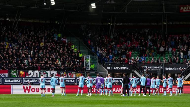 Robin van Persie çılgına döndü Türk asıllı hakeme sert tepki