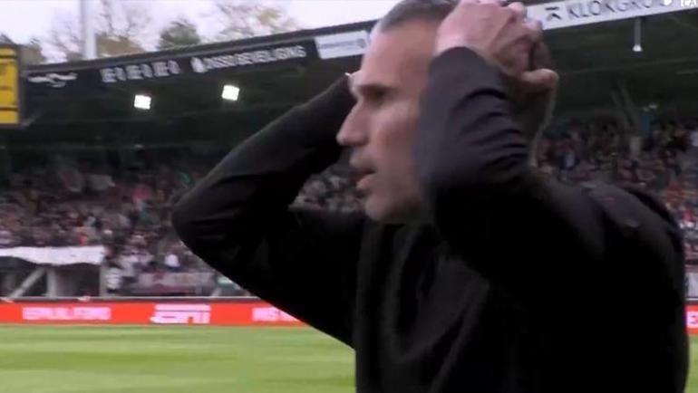 Robin van Persie çılgına döndü Türk asıllı hakeme sert tepki