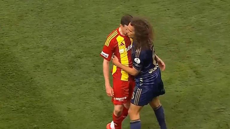 Saha içi karıştı, Fenerbahçe kırmızı kart bekledi İşte o çok konuşulacak pozisyon