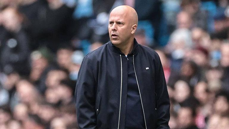 Taraftarlardan maç bitmeden olay tepki Arne Slot ile dalga geçtiler