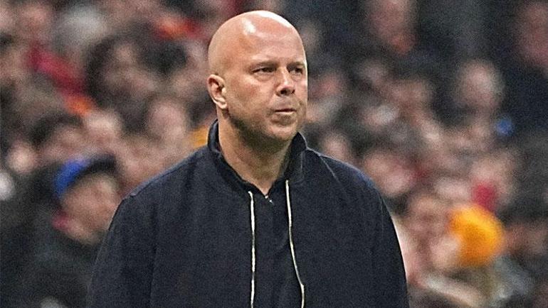 Taraftarlardan maç bitmeden olay tepki Arne Slot ile dalga geçtiler