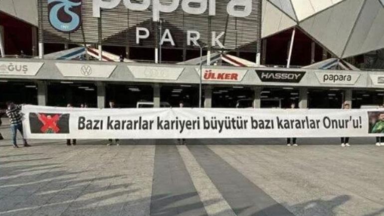 Tribünlerden yoğun tepki Maç öncesi Trabzonspor taraftarından Uğurcan Çakır pankartı